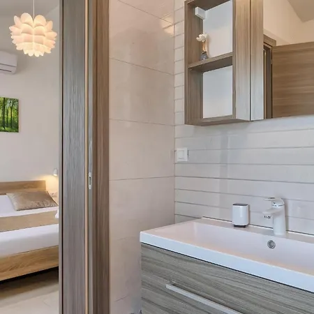 San Demich Nyaraló *