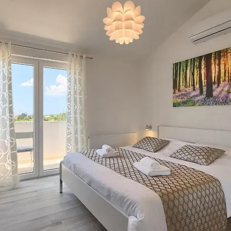 San Demich Nyaraló *